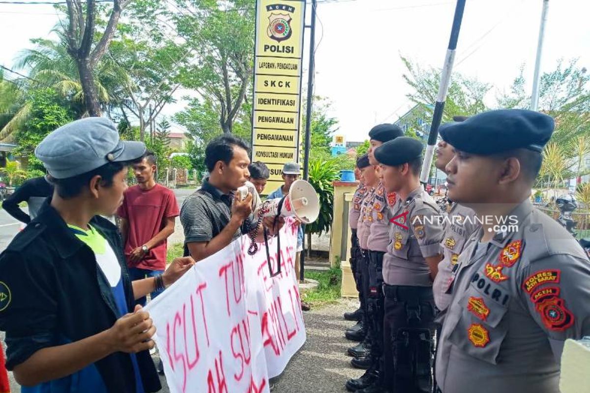 Mahasiwa demo Polres Aceh Barat pertanyakan kasus kematian dua pasien salah suntik