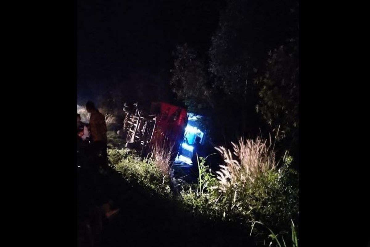 Bus JCH hilang kendali dan terbalik, semua penumpang selamat