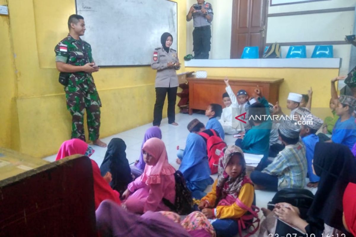 Prajurit pamtas di Nunukan mengajar siswa Rumah Belajar KPPP