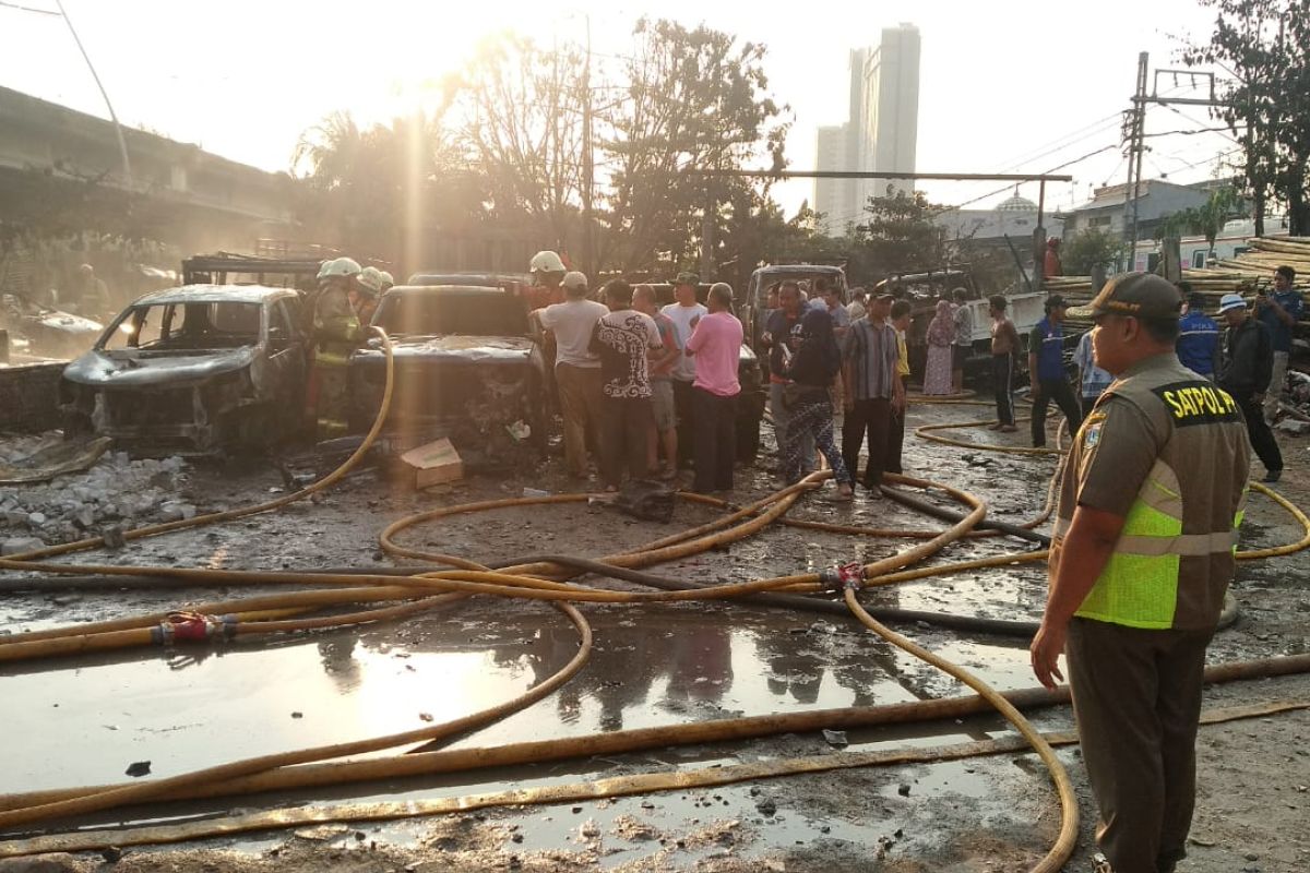 Akibat arus pendek 14 mobil terbakar , kerugian ditaksir Rp1 miliar