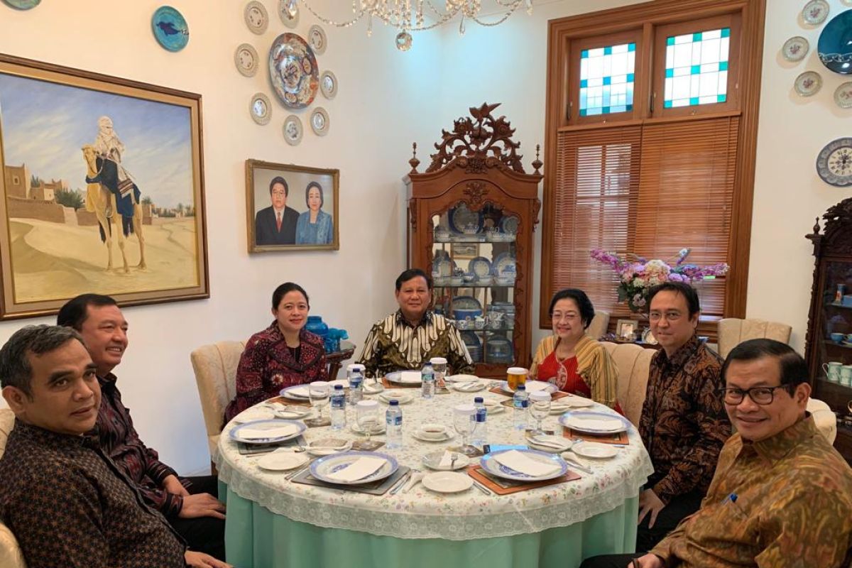 Megawati dan Prabowo makan siang bersama di sebuah meja bundar