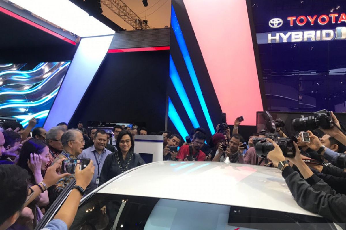 Menkeu Sri Mulyani coba Toyota Prius PHV di GIIAS 2019