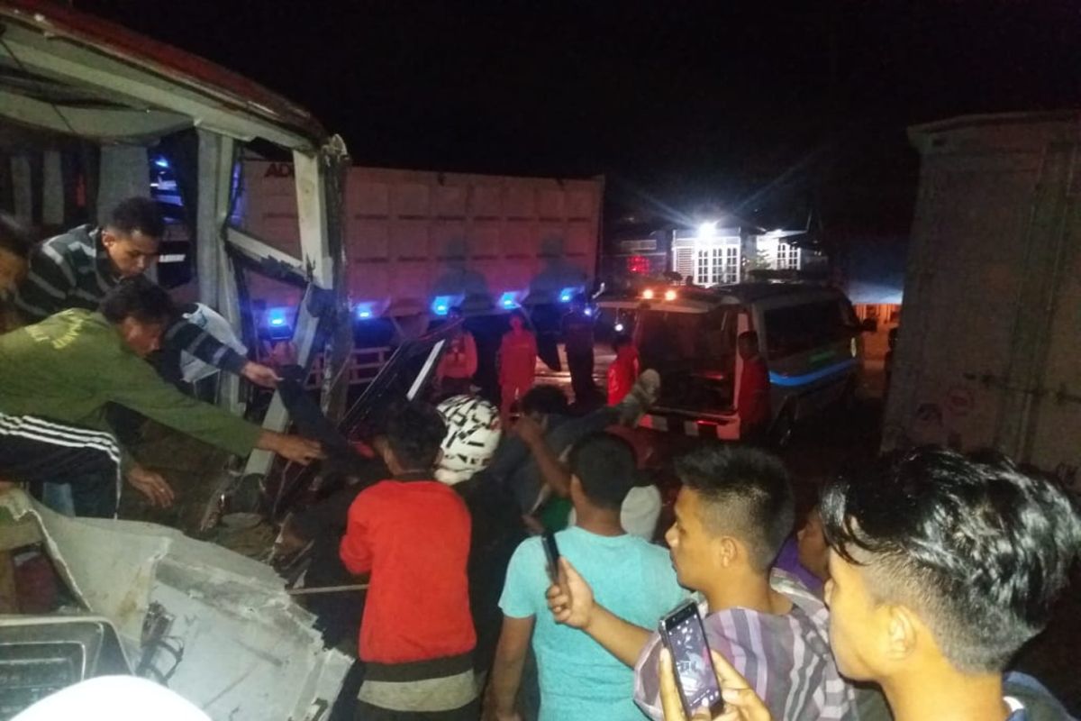 Dua penumpang tewas akibat tabrakan bus Yoanda Prima dengan truk tronton di Dharmasraya