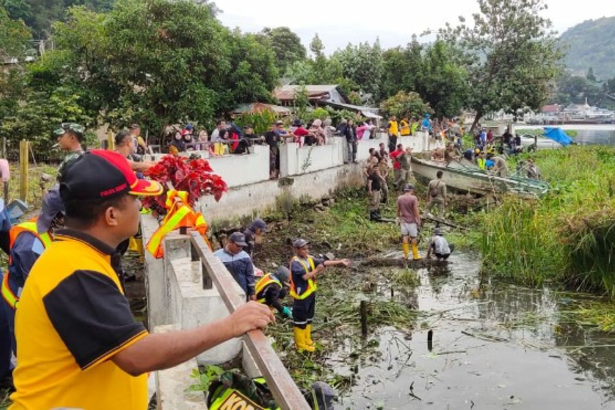 Pemkab Simalungun aksi bersih eceng gondok di Danau Toba