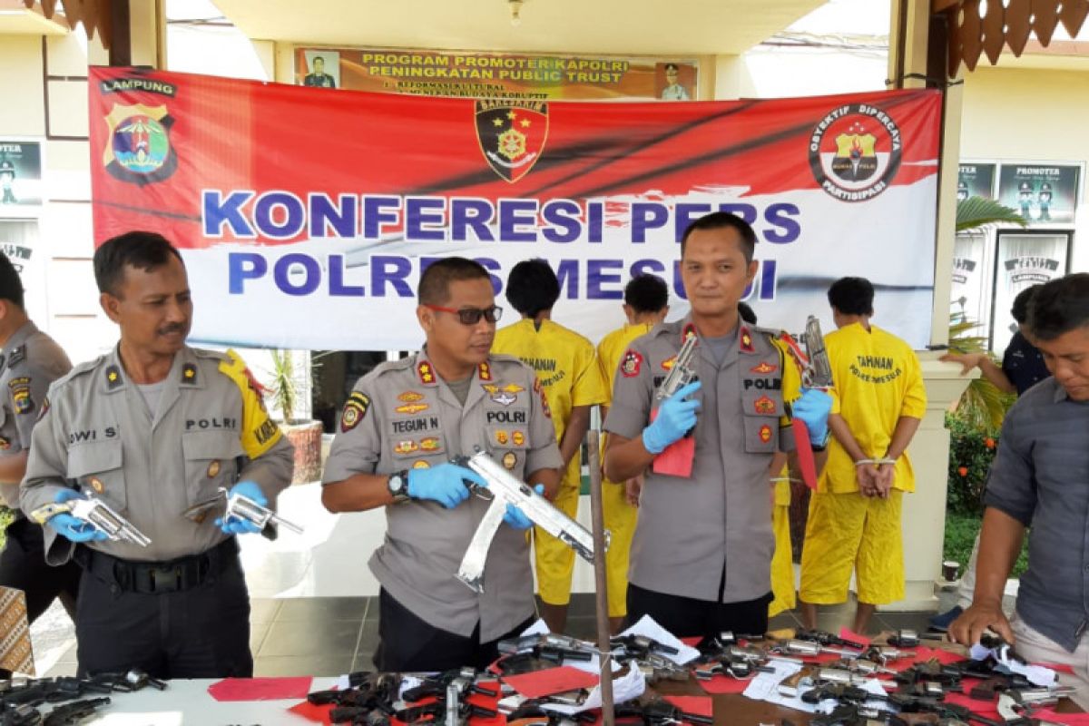 Polres Mesuji sita puluhan senpi rakitan