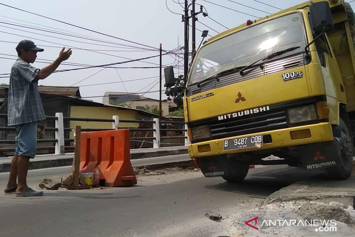 Warga berharap Jembatan Kamal Raya segera diperbaiki