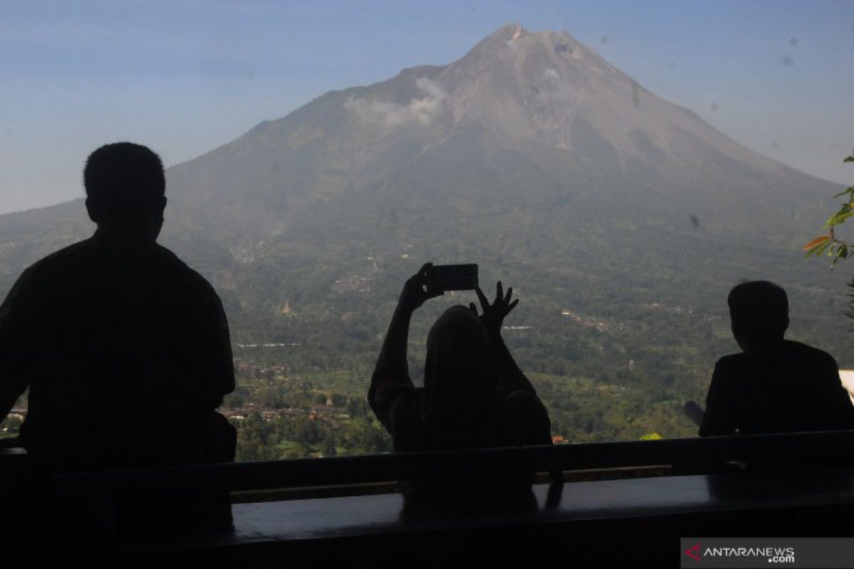 Awan panas guguran meluncur dari Gunung Merapi sejauh 1.000 meter