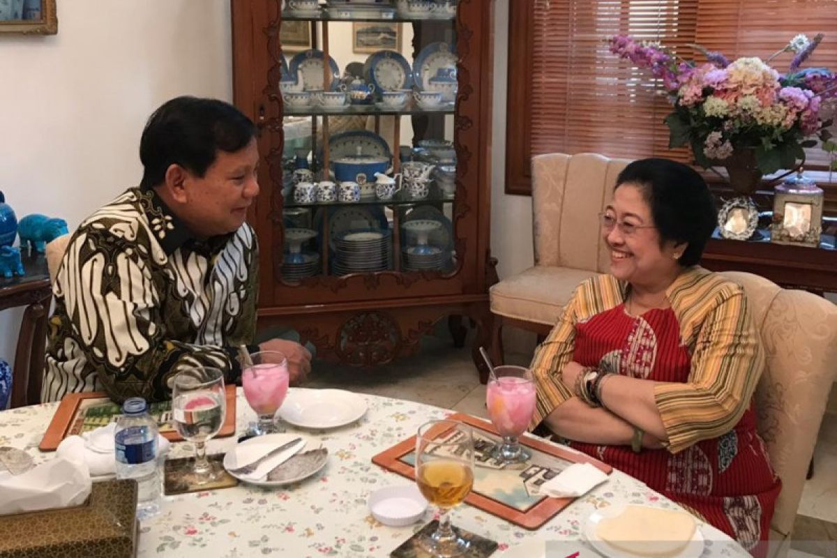 Megawati dan Prabowo bincang empat mata sambil nikmati kelapa muda