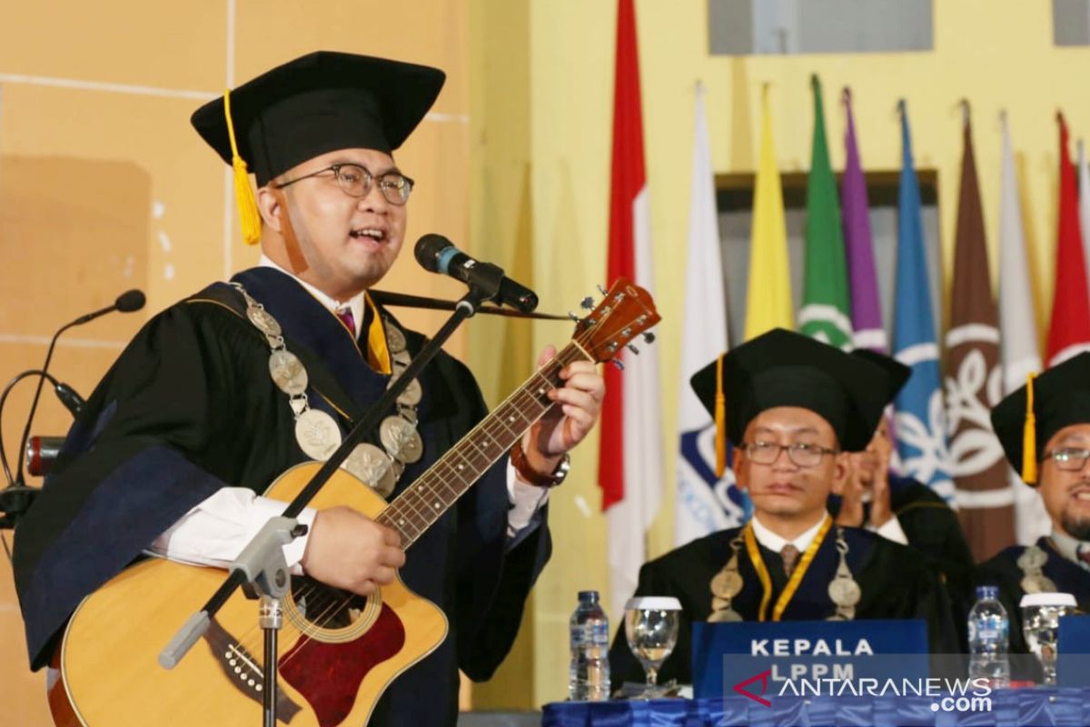 Rektor IPB aksi main gitar saat memimpin wisuda sekolah vokasi