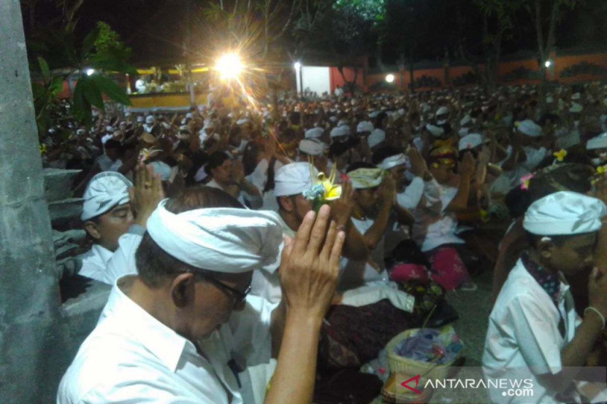 Umat Hindu rayakan Galungan dan Piodalan di Pura Cijantung