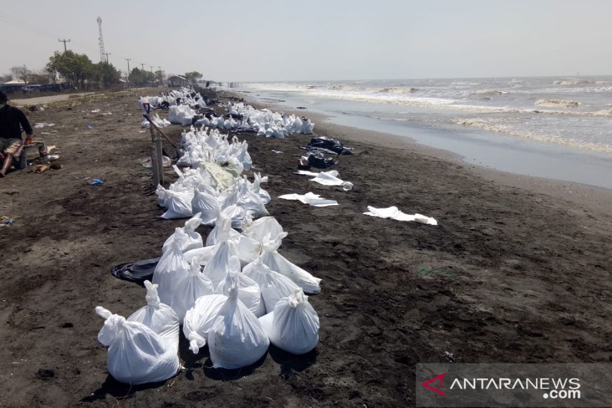 Tumpukan pasir bercampur minyak mentah jadi pemandangan baru di Pantai Sedari Karawang