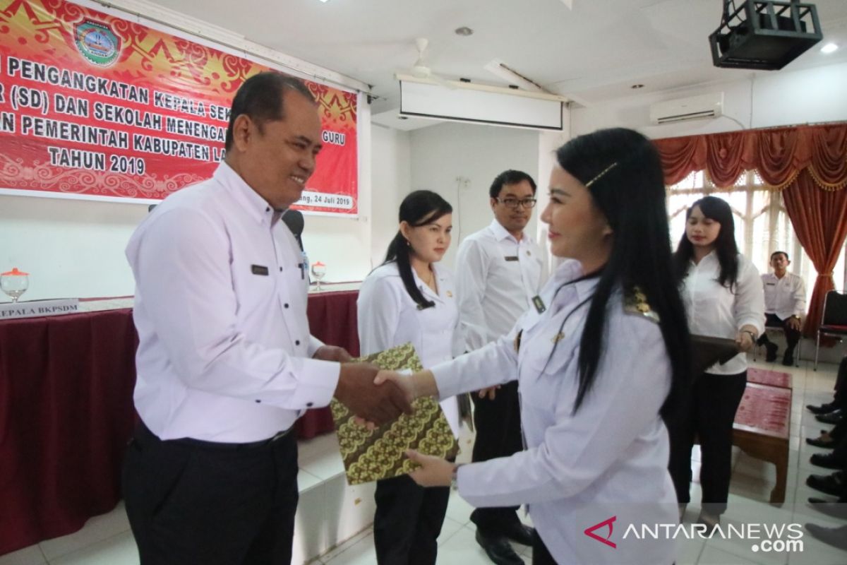 Bupati Karolin mutasi 138 guru dan kepala sekolah