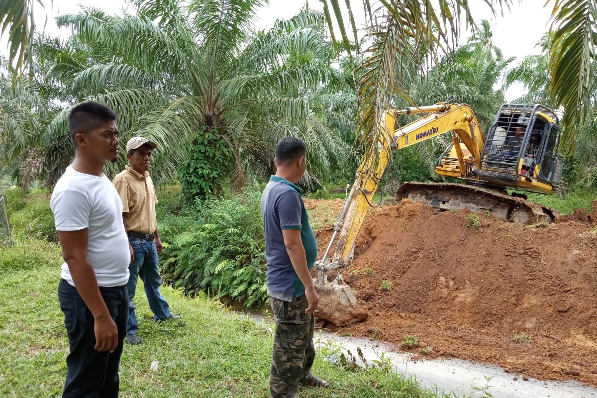 Sukarela, seorang warga Agam timbun bahu jalan cegah terban