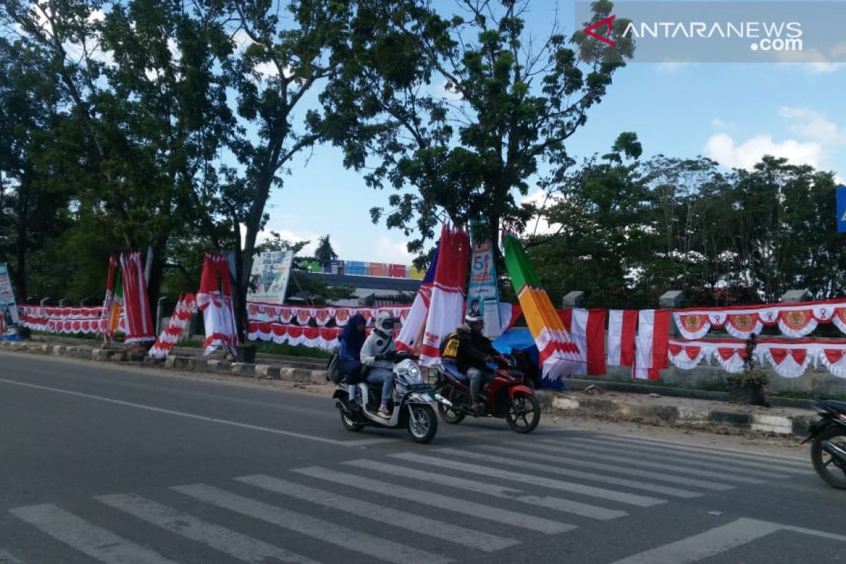 Pedagang pernak-pernik 17 Agustus ramai di jalan Kota Kendari