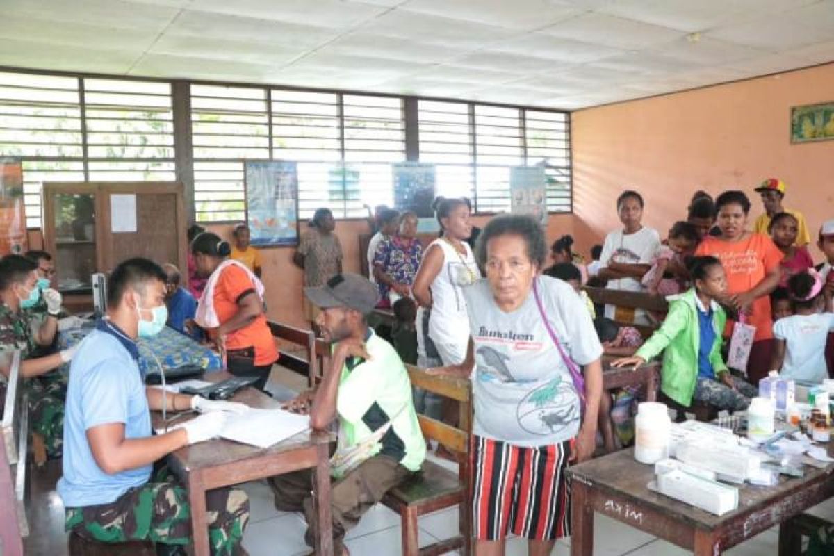 Lanud Manuhua beri pengobatan gratis warga dua kampung di Biak Numfor