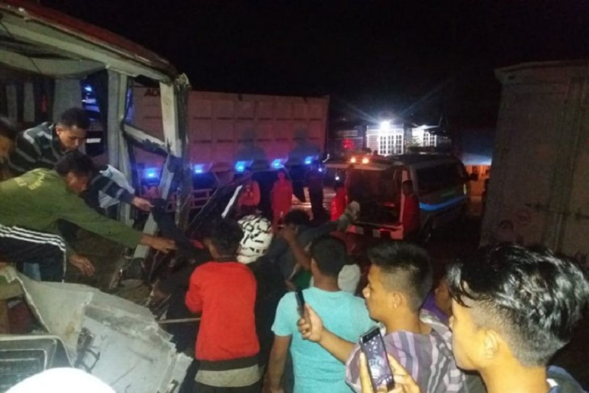 Dua penumpang tewas akibat kecelakaan bus bertabrakan dengan truk tronton di Dharmasraya