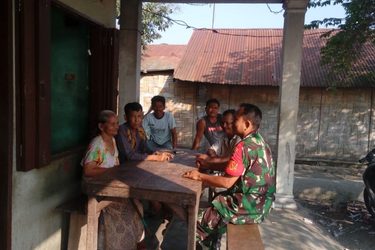 Peduli bahaya narkoba, Babinsa Kodim 0204/DS rutin lakukan komsos