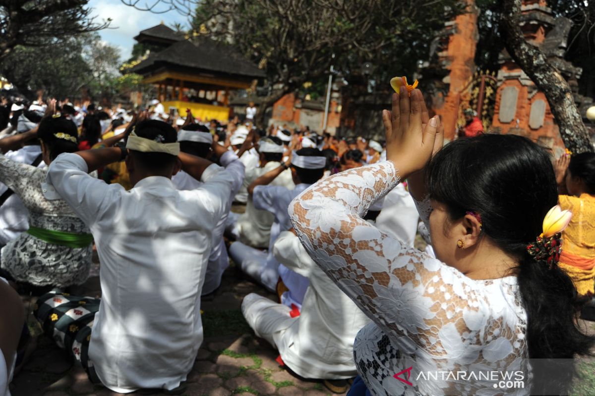 Gempa Jembrana, persembahyangan Galungan di Bali tetap lancar