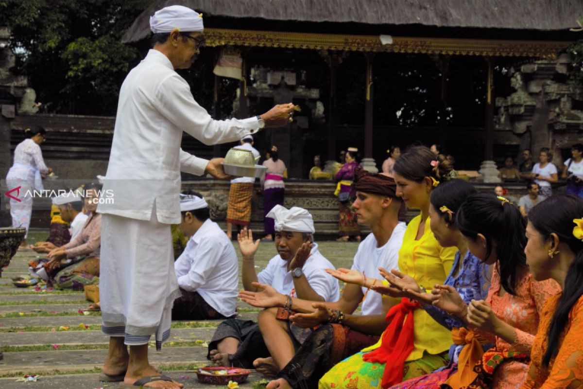 Wisatawan asing ikut sembahyang dan rayakan Galungan di Ubud
