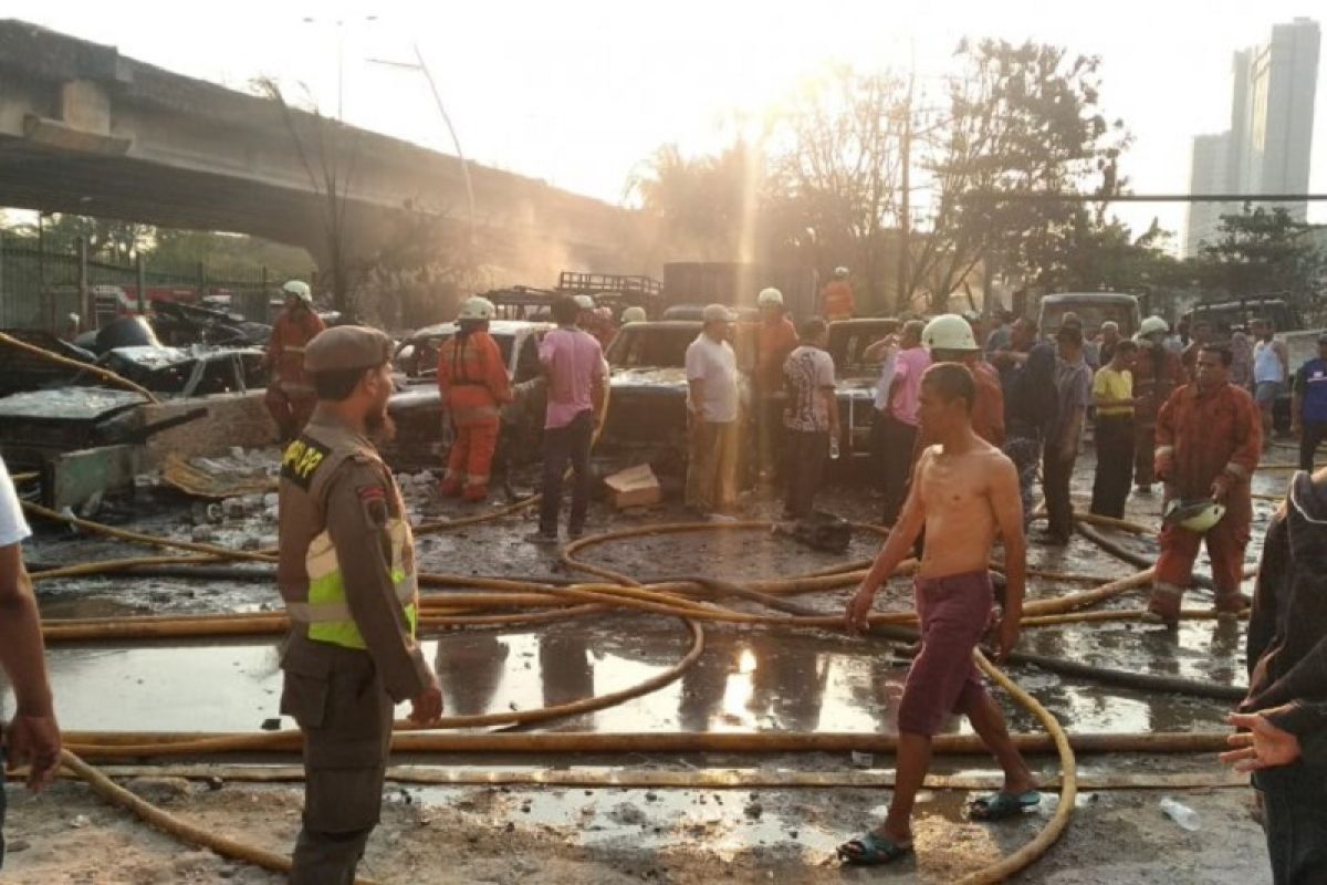 14 mobil hangus dalam kebakaran penitipan mobil di Pademangan, Jakarta Utara