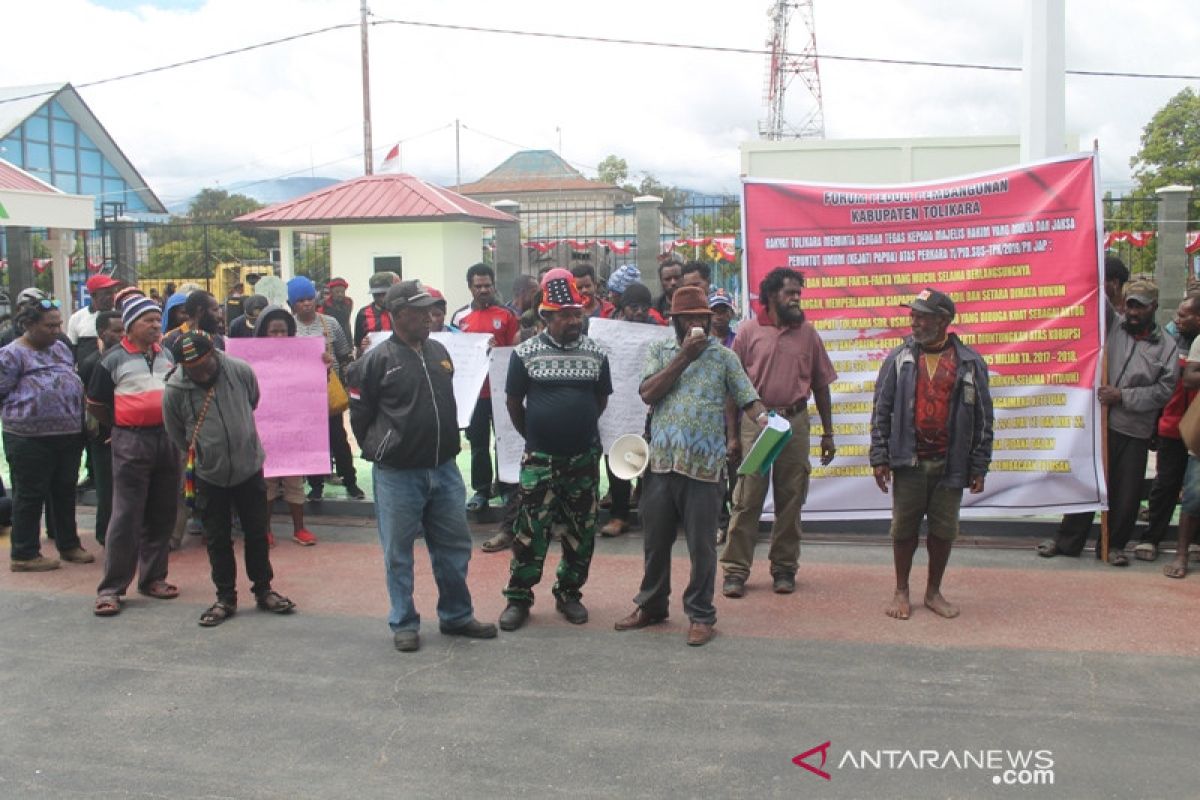 Demonstran minta kejaksaan tangkap Bupati Tolikara