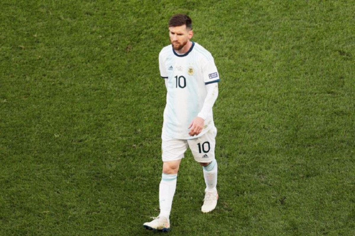 Diberi kertu merah, Messi didenda dan dilarang main satu pertandingan Copa America