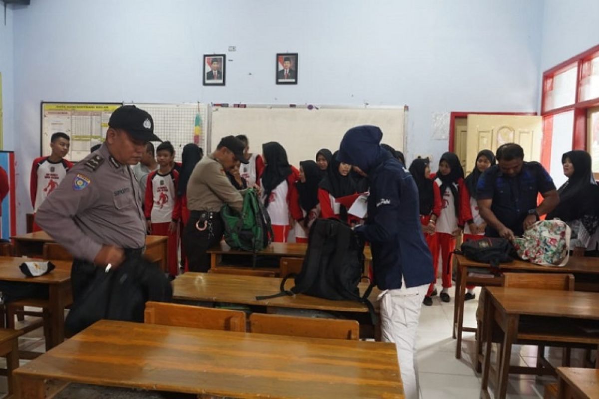 Petugas temukan rokok elektrik saat razia tas pelajar SMP di Blitar