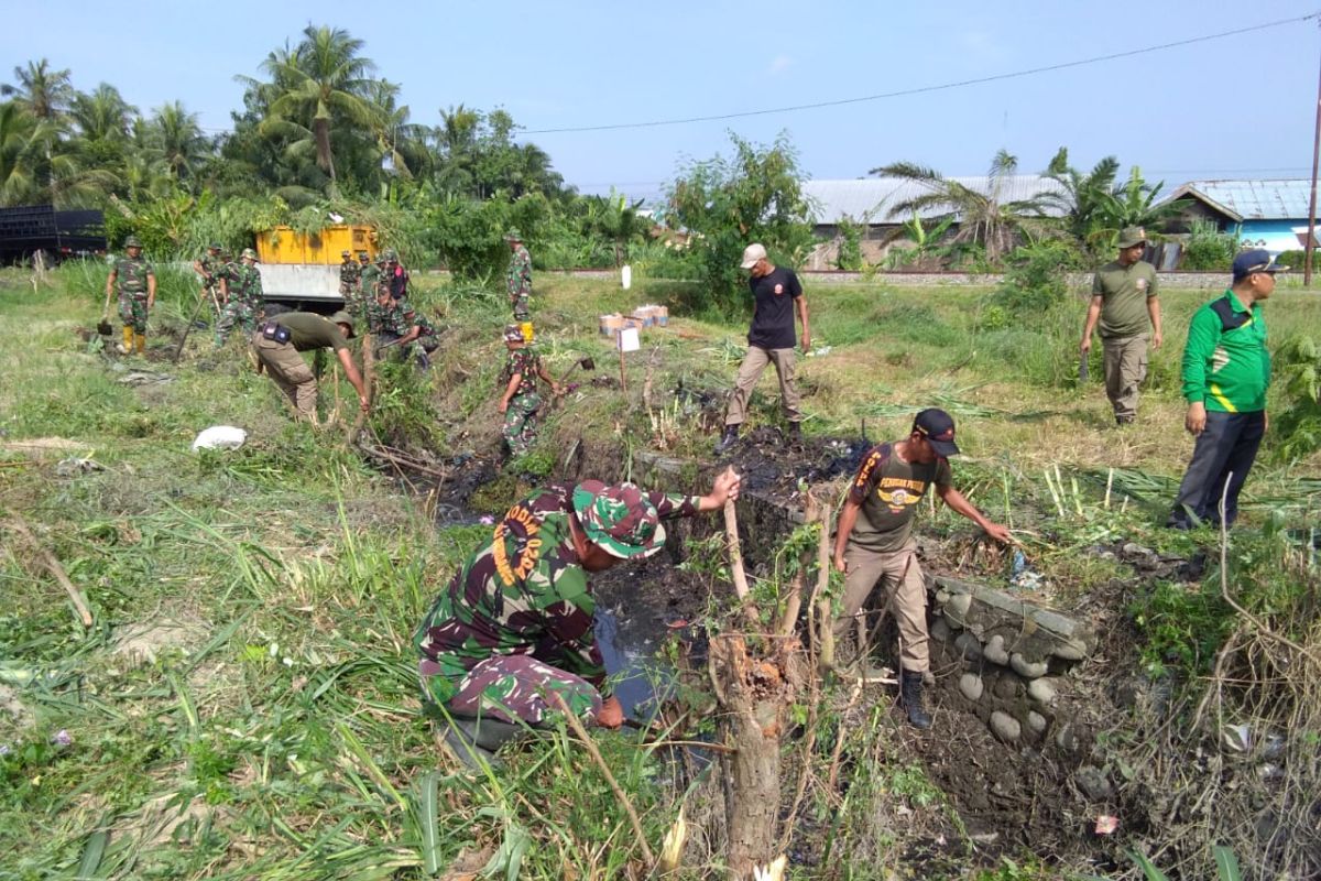 Babinsa bersama warga gotong royong bersihkan parit