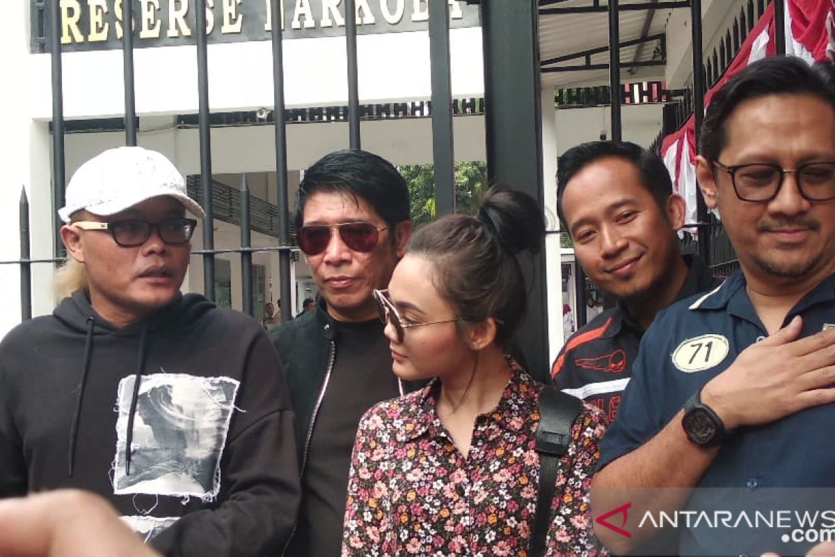 Sule dan Andre semangati Nunung di Polda Metro