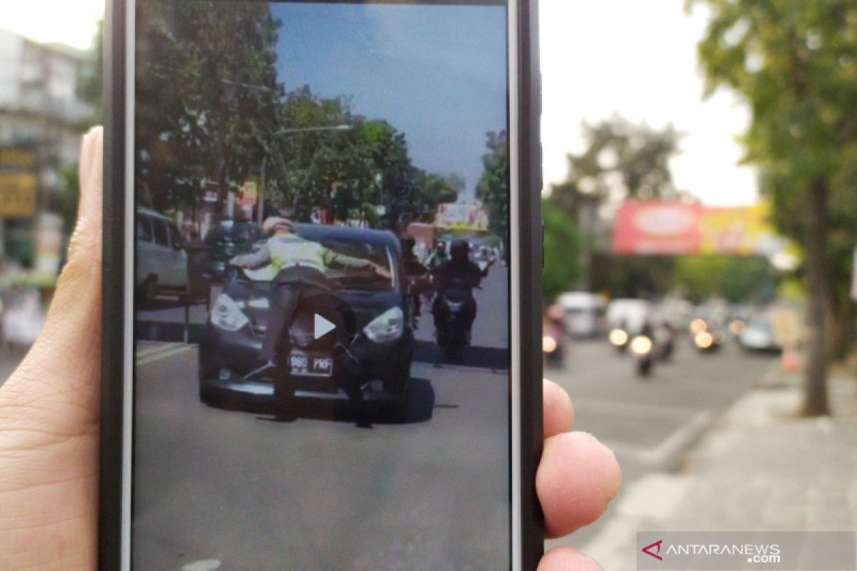 Viral video mobil menabrak polisi di Bandung