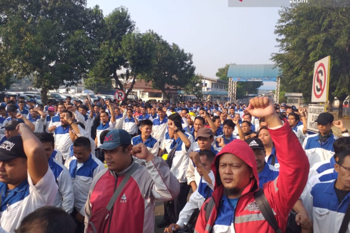 Pekerja demo manajemen PT Suzuki Indomobil Motor Bekasi