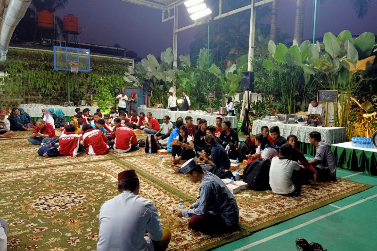 Menpora jamu atlet di taman rumah dinas