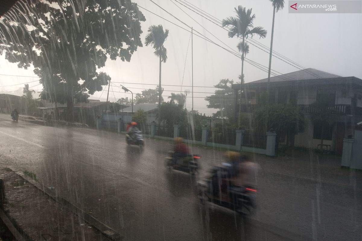 BMKG : Waspadai hujan disertai petir di Papua Barat