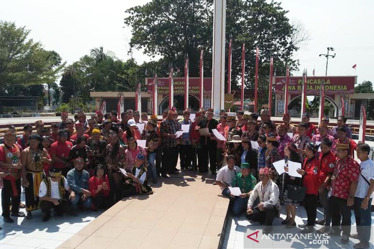 Masyarakat Dayak Kalimantan berikrar di Tugu Soekarno Palangka Raya