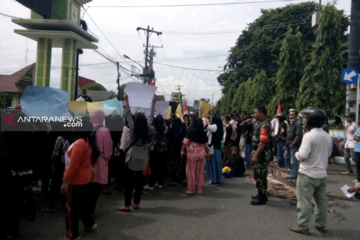 Tolak pembangunan TPA, warga desa demo kantor wali kota