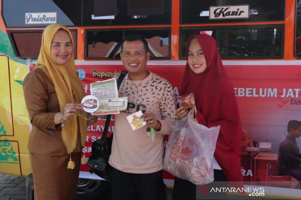 Bapenda Riau bagikan roti dan kopi gratis di razia pajak kendaraan
