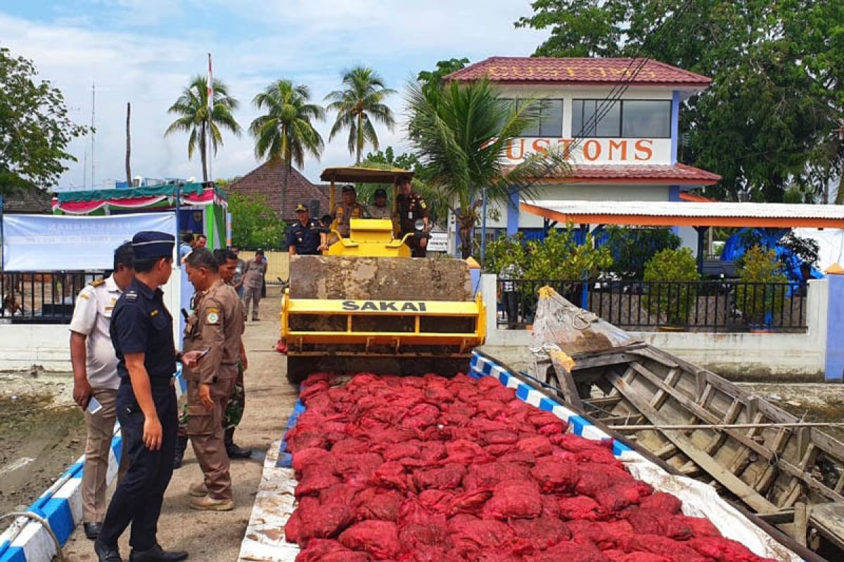 Bea Cukai Aceh musnahkan 28 ton bawang merah eks  seludupan