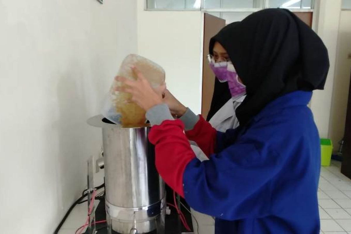 Mahasiswa Universitas Brawijaya Malang sulap limbah biomassa menjadi kertas