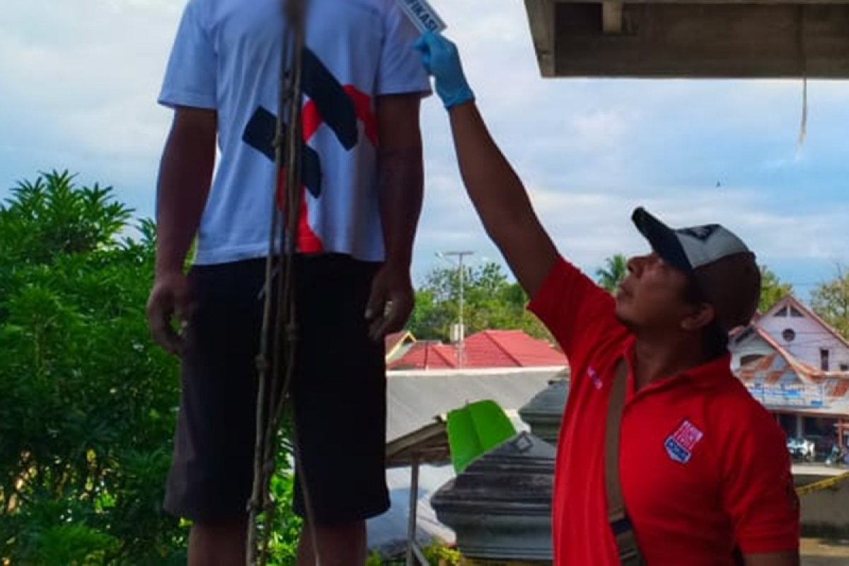 Seorang warga tewas gantung diri di sebuah rumah tingkat tiga