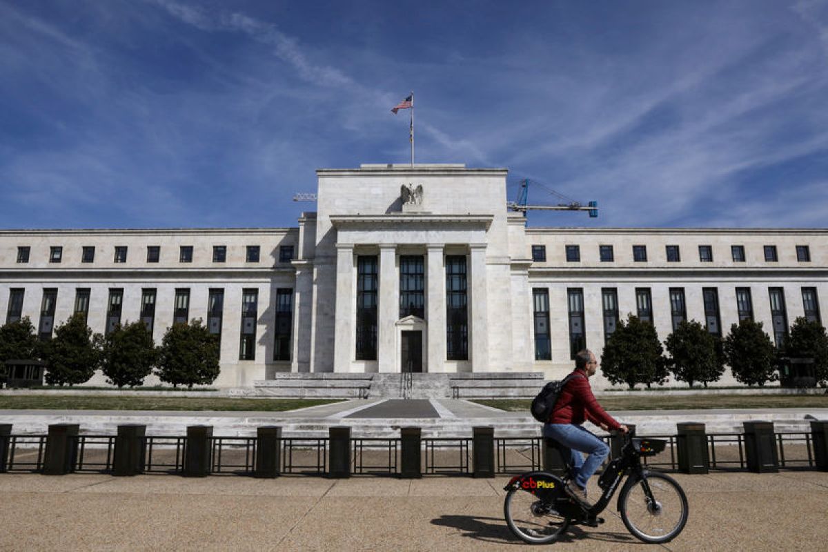 Survei: Fed akan turunkan suku bunga pertama kalinya dalam satu dekade