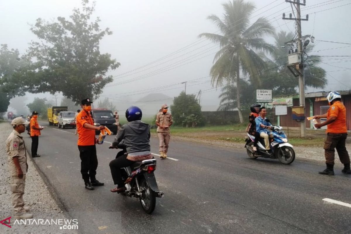 Kabut asap selimuti Dharmasraya, BPBD bagikan masker