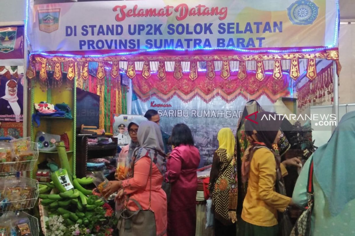 Produk unggulan PKK se-Indonesia dipamerkan di Padang