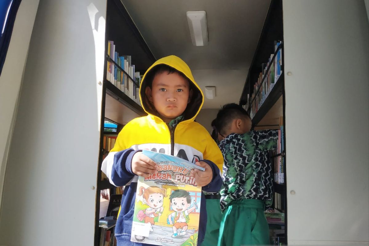 Tumbuhkan minat baca melalui perpustakaan keliling