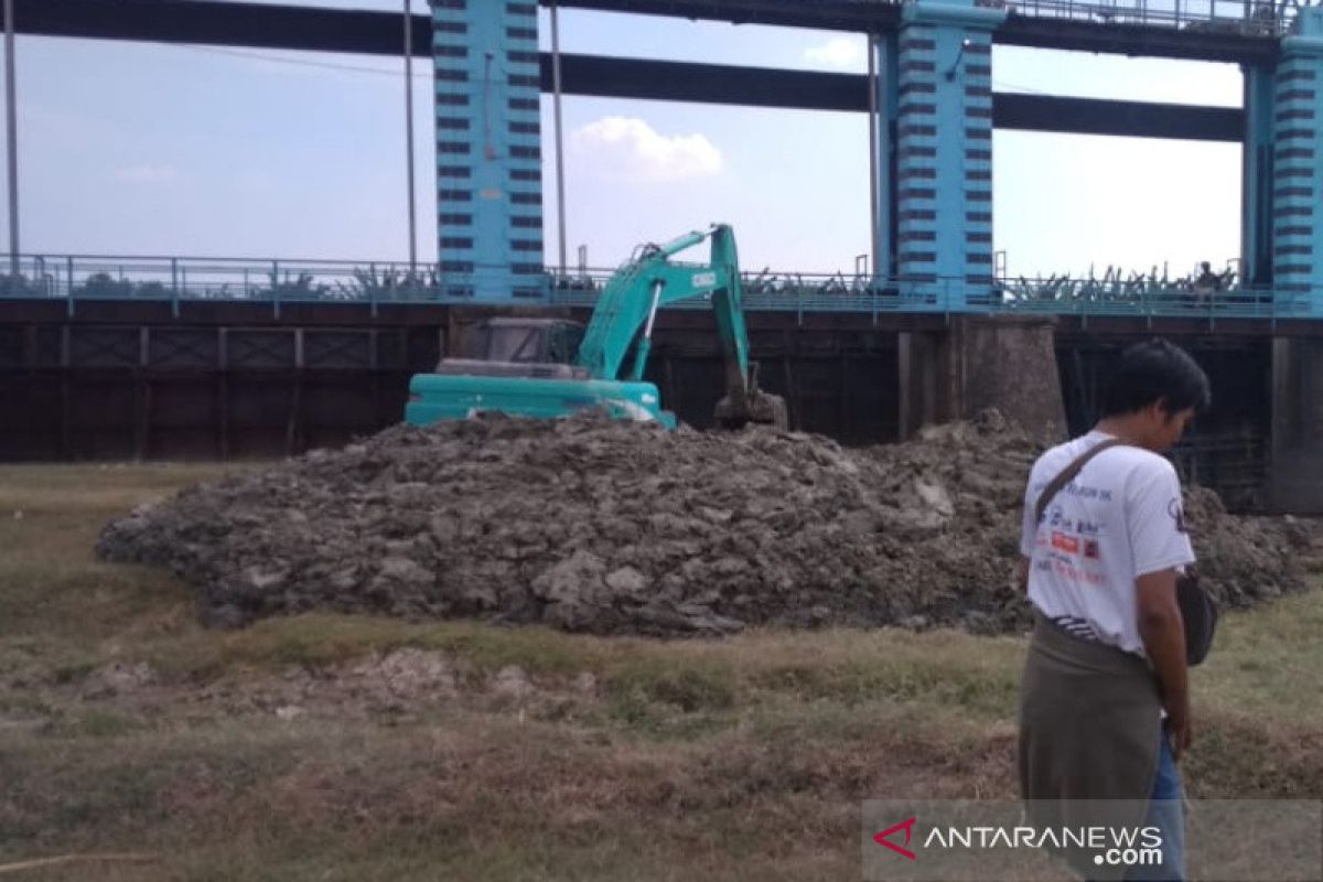 Sumbat pintu air, sedimentasi Bendung Wilalung Kudus mulai dikeruk