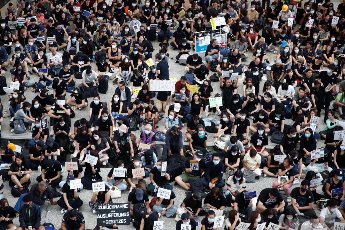 Teriakan "Bebaskan Hong Kong" bergema dalam aksi protes di bandara China