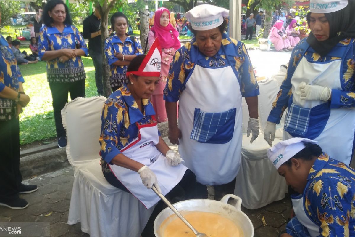 Sambil bergoyang istri Gubernur se-Indonesia adu kepiawaian memasak rendang