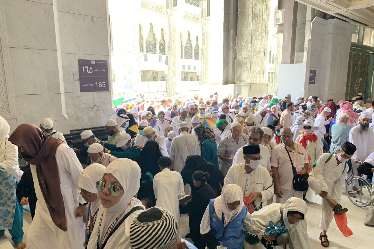 Jamaah berbagai negara "banjiri" Masjidil Haram saat Shalat Jumat