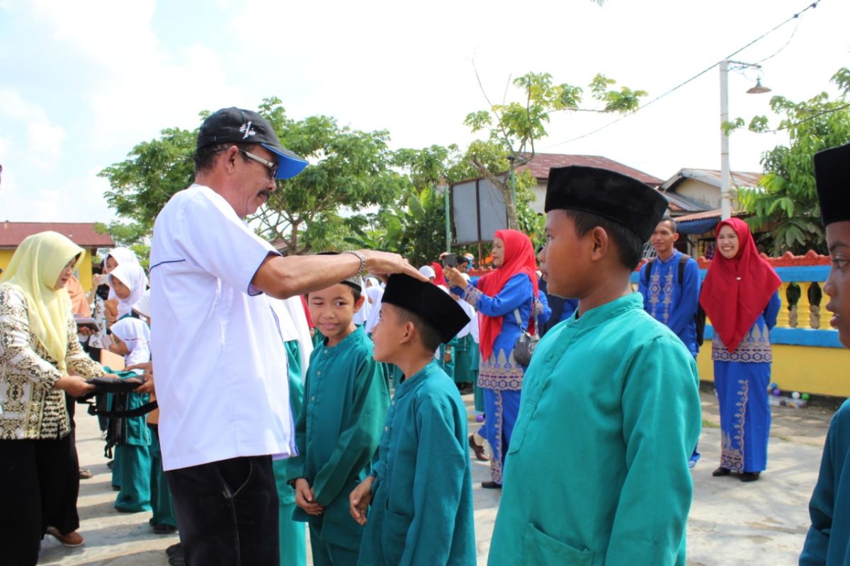 Marlis Syarif beri bantuan kepada murid SDN 005 Tembilahan