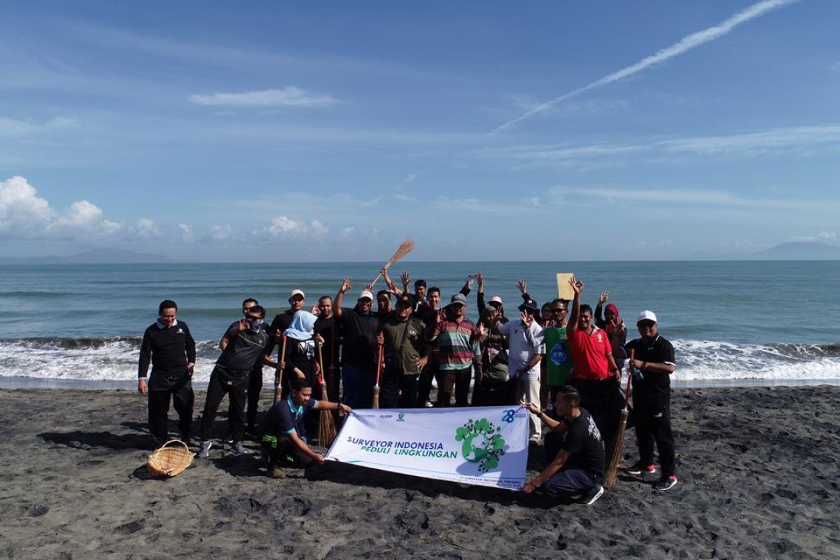 Surveyor edukasi masyarakat sekitar pantai di Banda Aceh