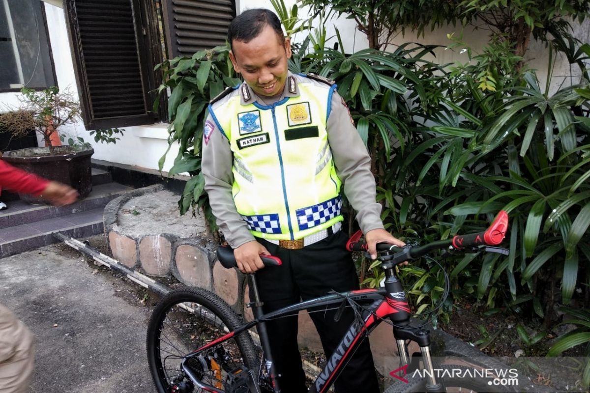Polisi yang ditabrak mobil dihadiahi sepeda